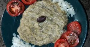 salată de vinete cu ceapă, preparată tradițional, servită cu roșii