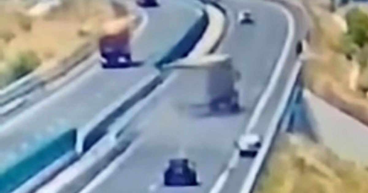  Accident pe DEx12: autoturism lovit pe acostament Motiv 